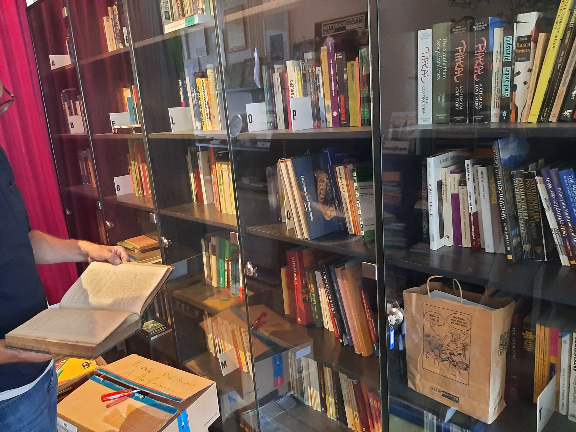 Glasvitrinen mit alphabetisch beschrifteten Regalen in Solothurn